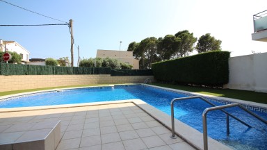 Appartement avec deux chambres, parking, débarras et piscine commune. 