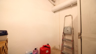 Appartement avec deux chambres, parking, débarras et piscine commune. 