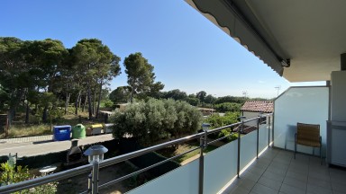 Appartement avec deux chambres, parking, débarras et piscine commune. 
