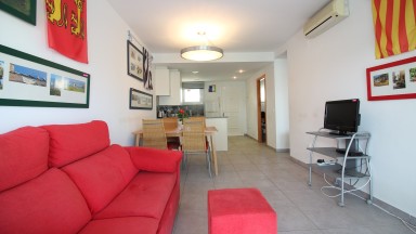 Appartement avec deux chambres, parking, débarras et piscine commune. 