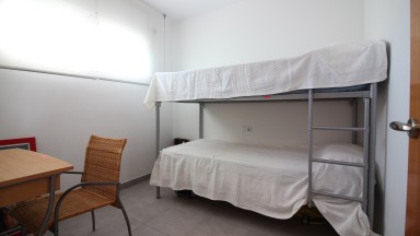 Appartement avec deux chambres, parking, débarras et piscine commune. 