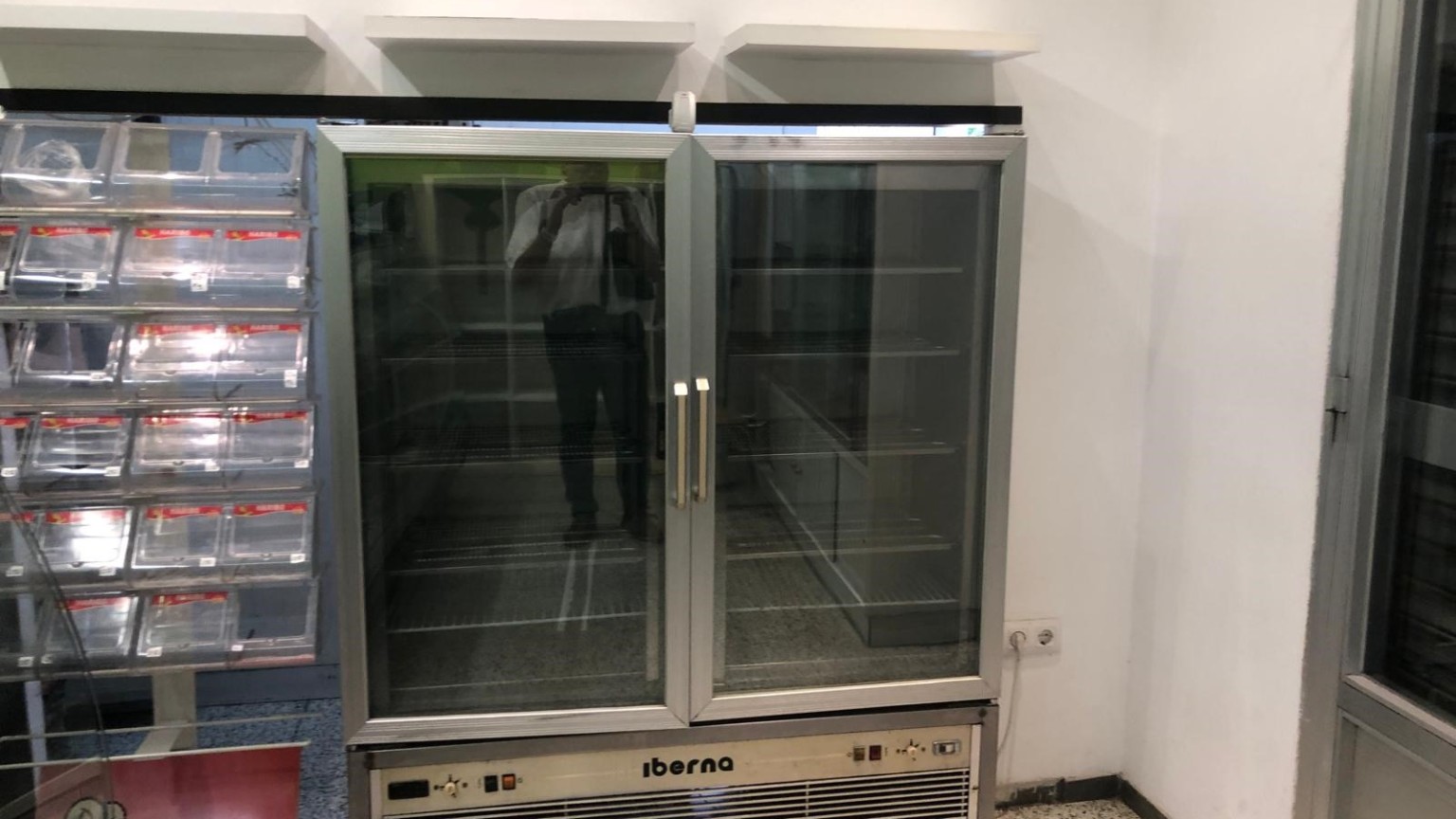 Local en venta, equipado con vitrinas, ideal para pastelería, a pocos metros del parc Bosc, en Figueres