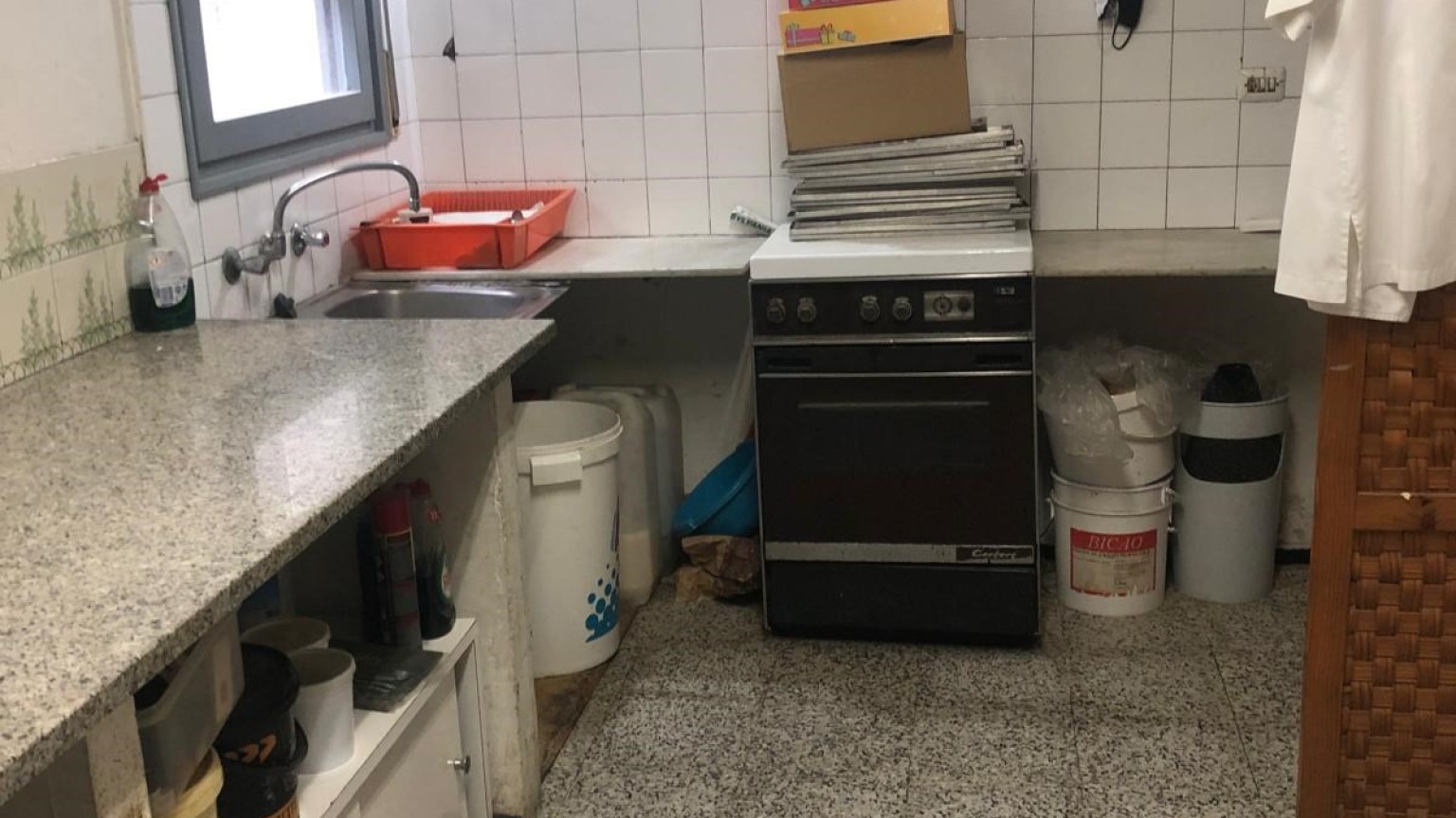 Local en venta, equipado con vitrinas, ideal para pastelería, a pocos metros del parc Bosc, en Figueres