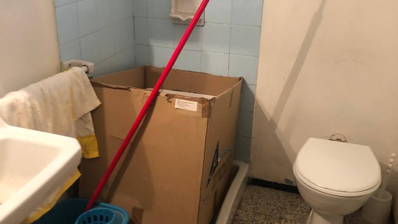 Local en venta, equipado con vitrinas, ideal para pastelería, a pocos metros del parc Bosc, en Figueres
