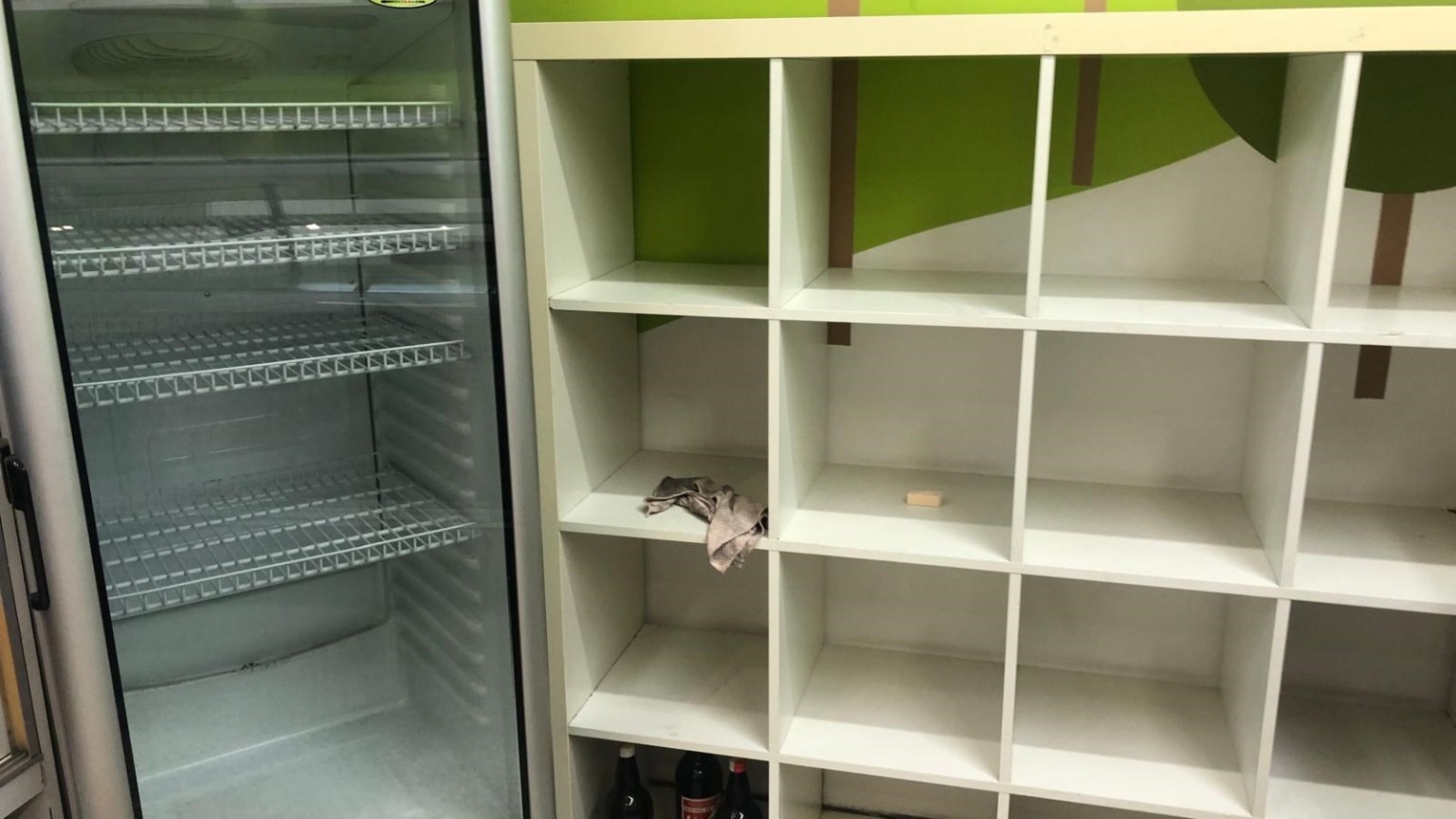 Local en venta, equipado con vitrinas, ideal para pastelería, a pocos metros del parc Bosc, en Figueres