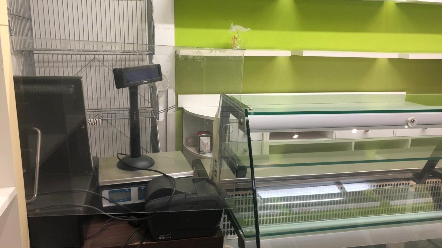 Local en venta, equipado con vitrinas, ideal para pastelería, a pocos metros del parc Bosc, en Figueres