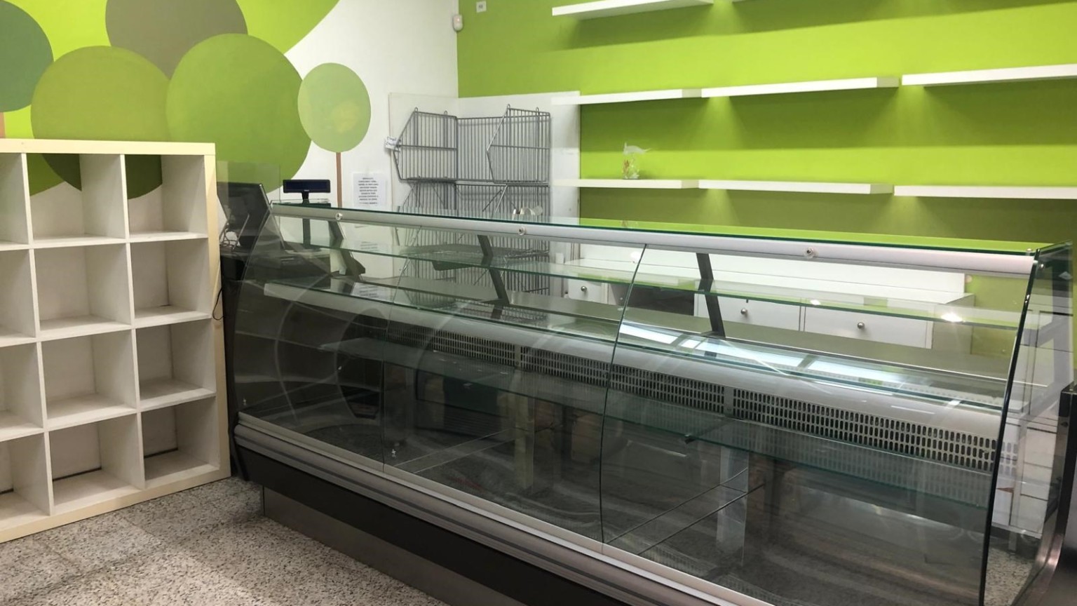 Local en venta, equipado con vitrinas, ideal para pastelería, a pocos metros del parc Bosc, en Figueres