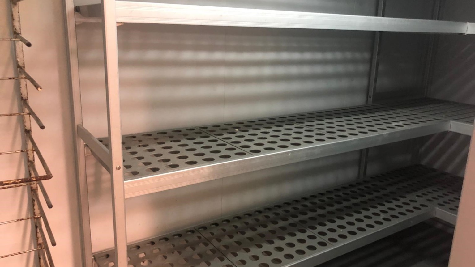 Local en venta, equipado con vitrinas, ideal para pastelería, a pocos metros del parc Bosc, en Figueres