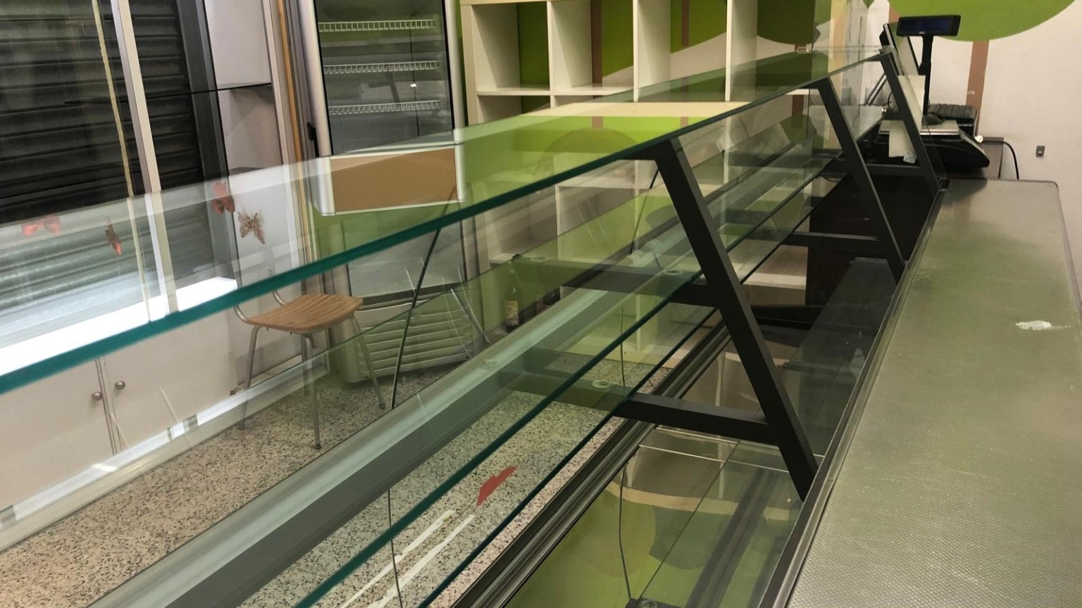 Local en venta, equipado con vitrinas, ideal para pastelería, a pocos metros del parc Bosc, en Figueres