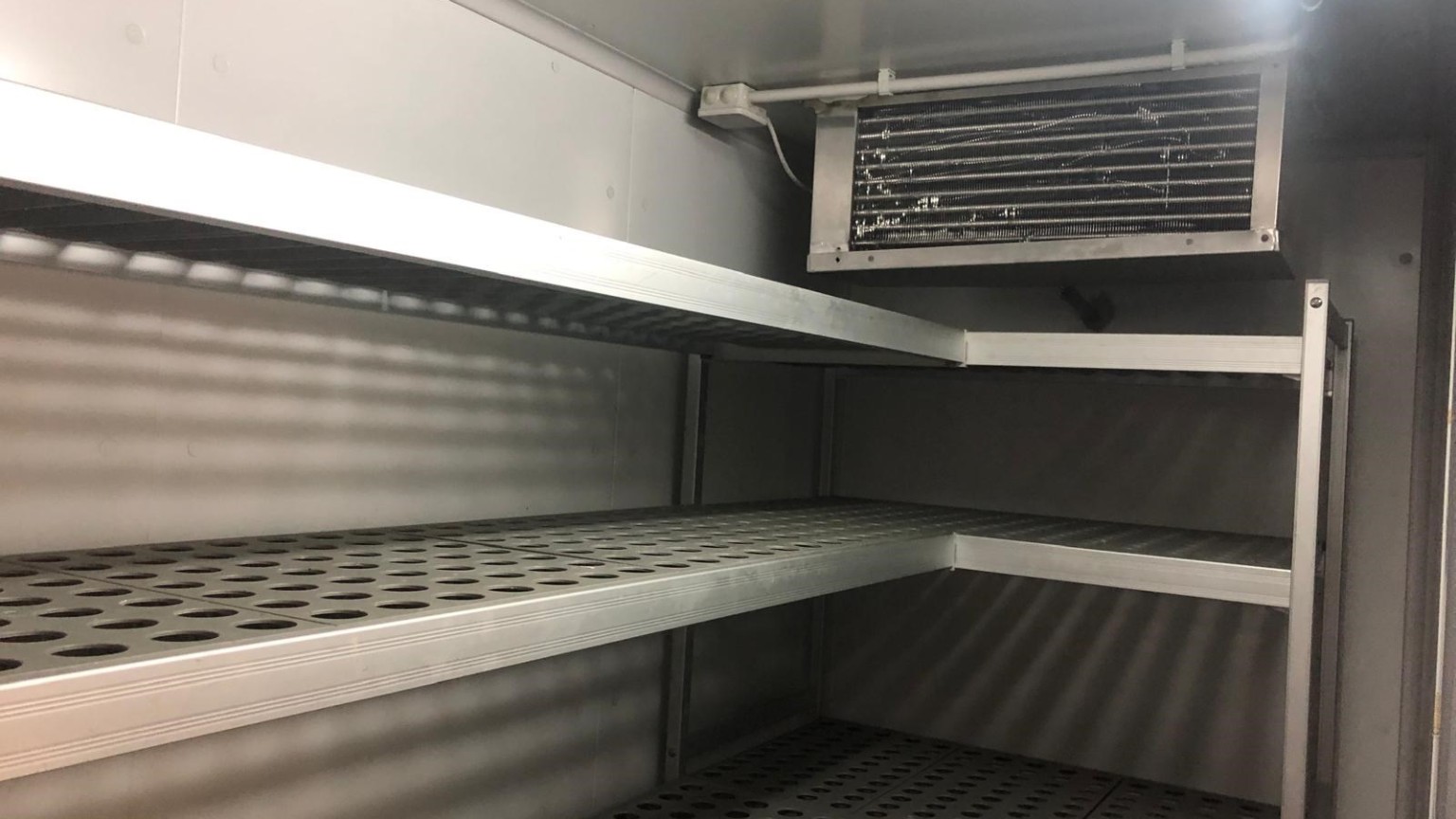 Local en venta, equipado con vitrinas, ideal para pastelería, a pocos metros del parc Bosc, en Figueres