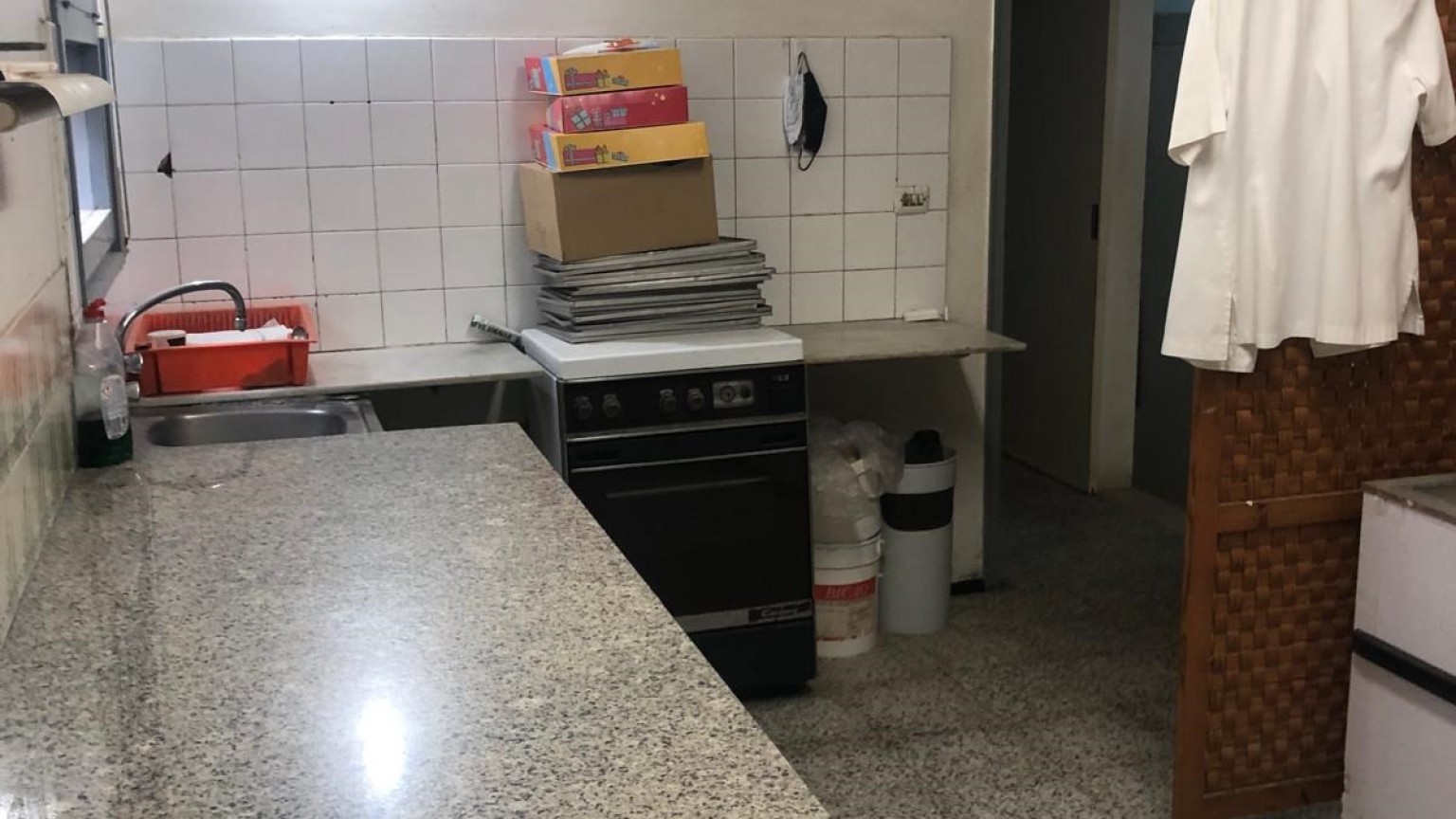 Local en venta, equipado con vitrinas, ideal para pastelería, a pocos metros del parc Bosc, en Figueres