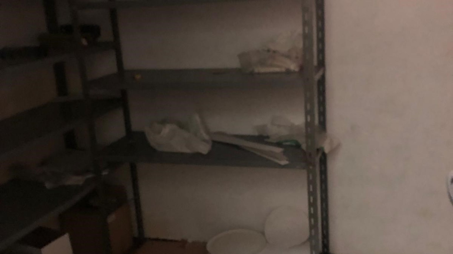 Local en venta, equipado con vitrinas, ideal para pastelería, a pocos metros del parc Bosc, en Figueres