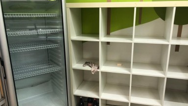 Local en venta, equipado con vitrinas, ideal para pastelería, a pocos metros del parc Bosc, en Figueres