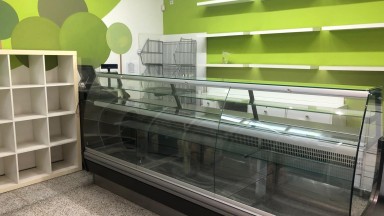 Local en venta, equipado con vitrinas, ideal para pastelería, a pocos metros del parc Bosc, en Figueres