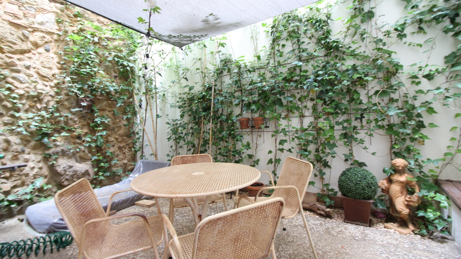 Duplex en el centro de Palau Saverdera con dos dormitorios.