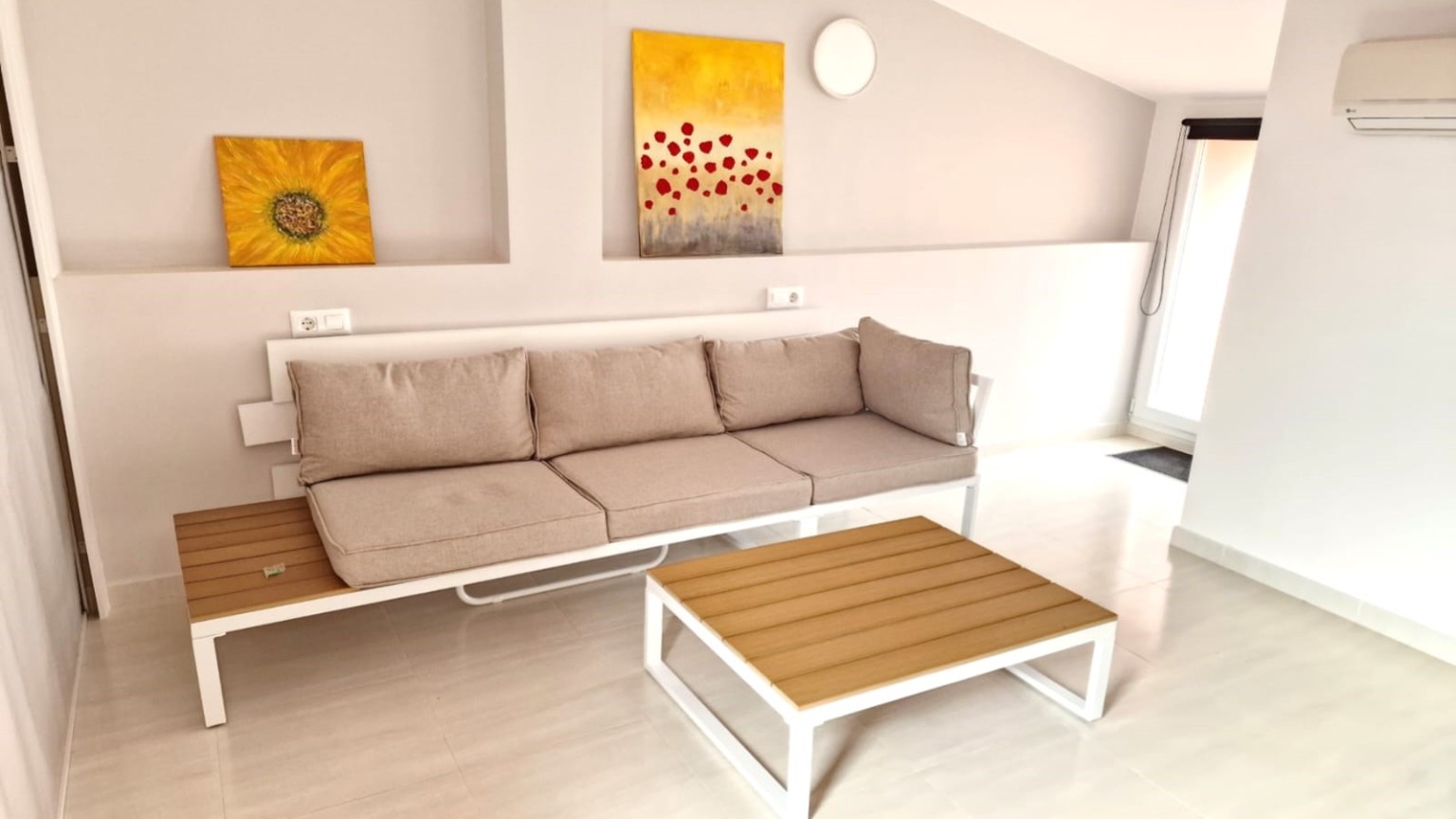 Duplex at 200 mts from the beach of Roses with 3 bedrooms and parking space. 