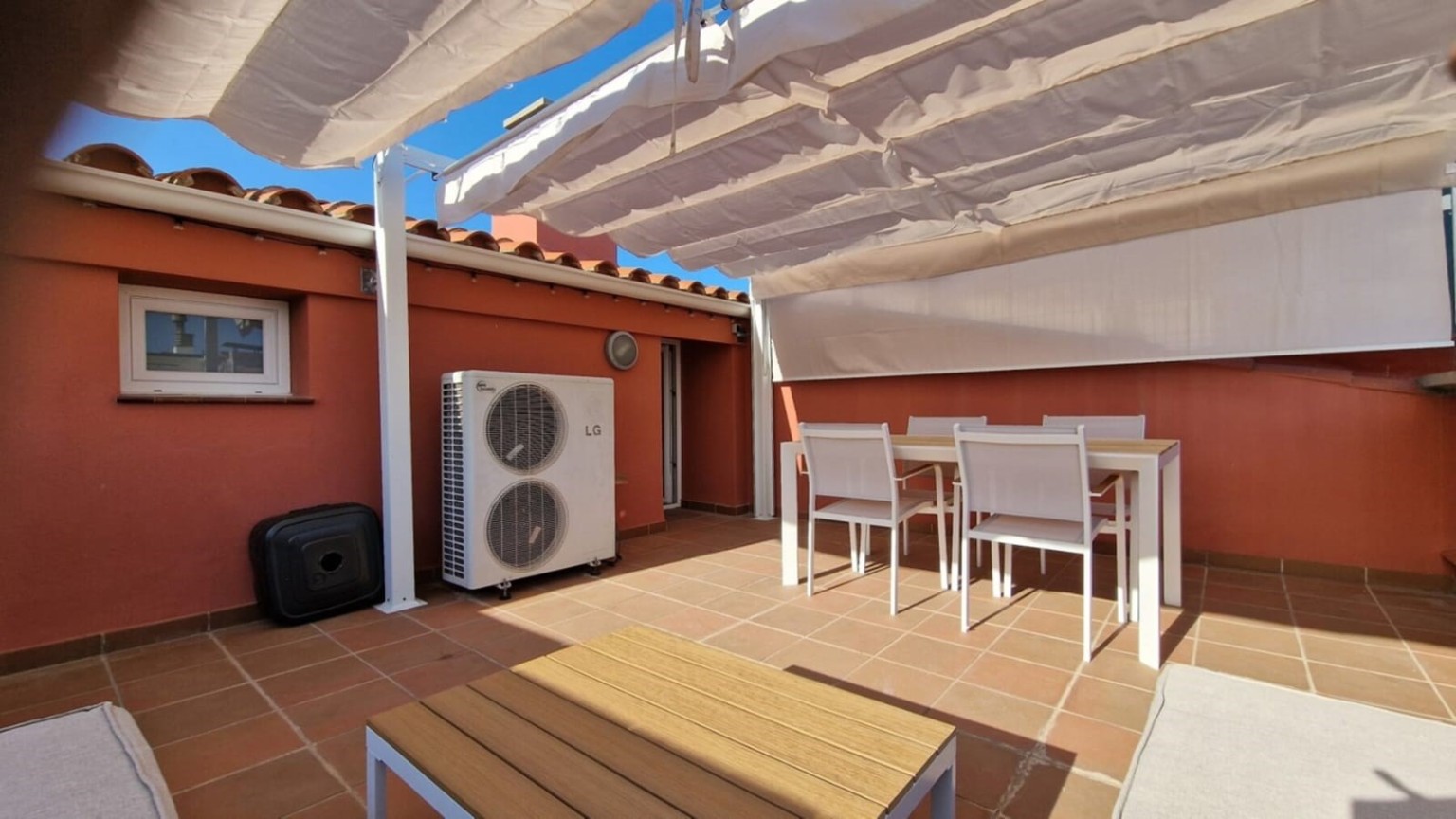 Duplex at 200 mts from the beach of Roses with 3 bedrooms and parking space. 