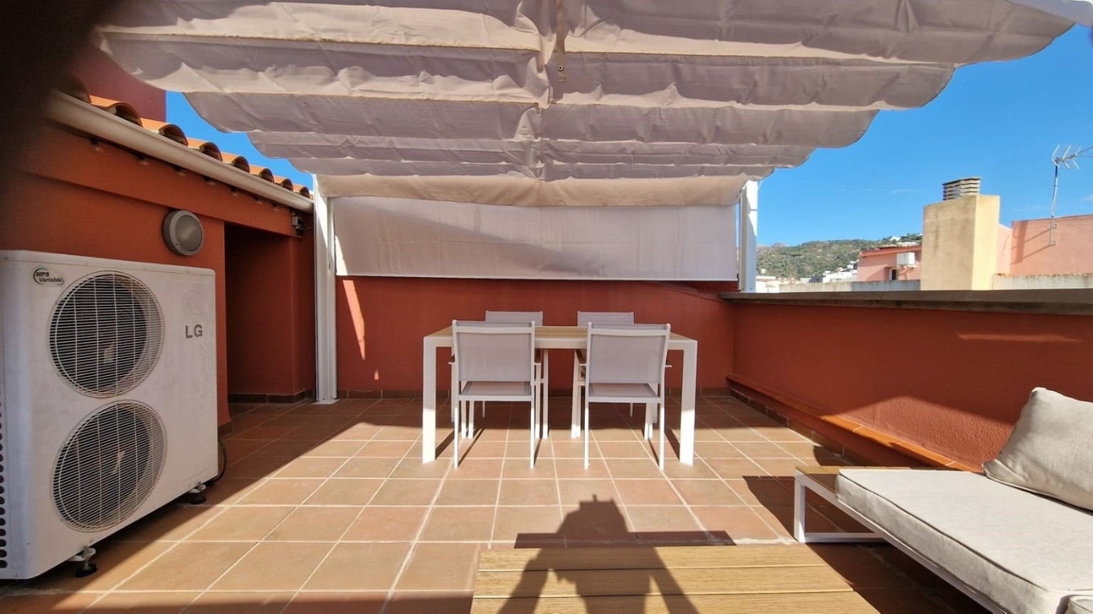 Duplex at 200 mts from the beach of Roses with 3 bedrooms and parking space. 