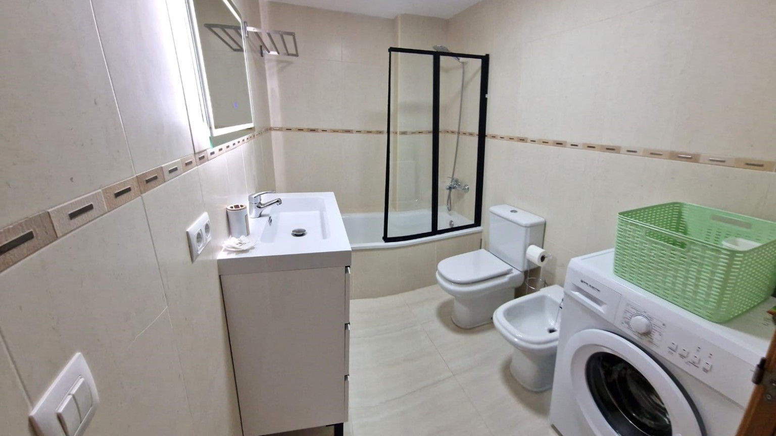 Duplex at 200 mts from the beach of Roses with 3 bedrooms and parking space. 