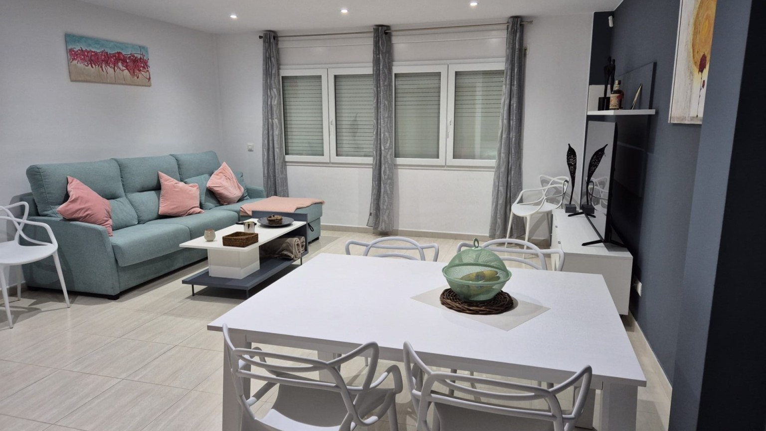 Duplex at 200 mts from the beach of Roses with 3 bedrooms and parking space. 