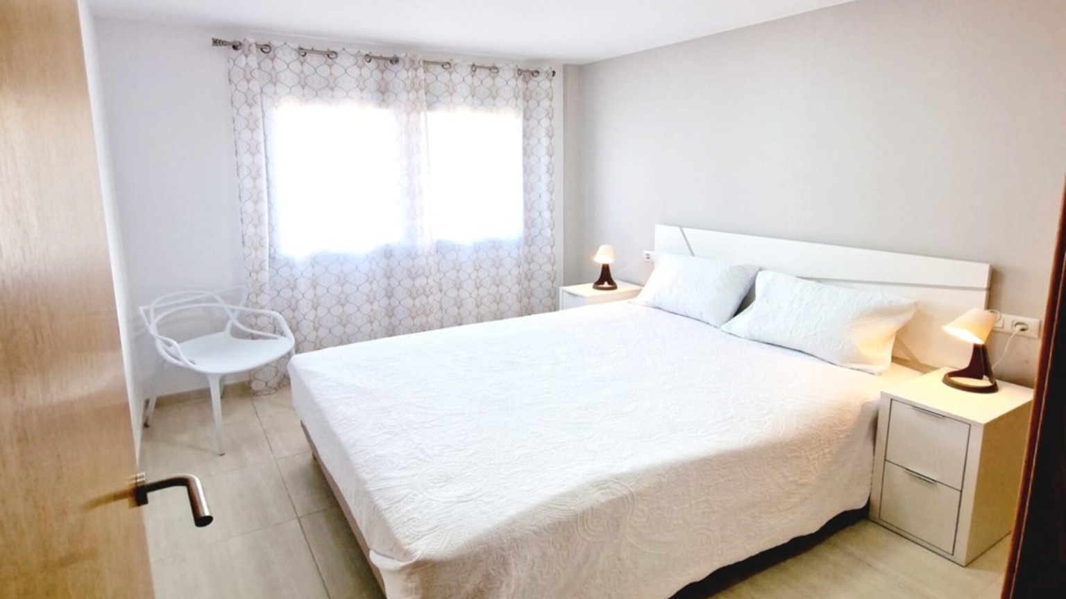 Duplex at 200 mts from the beach of Roses with 3 bedrooms and parking space. 