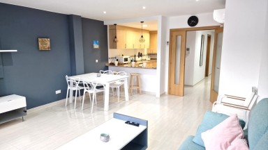 Duplex at 200 mts from the beach of Roses with 3 bedrooms and parking space. 
