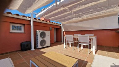 Duplex at 200 mts from the beach of Roses with 3 bedrooms and parking space. 