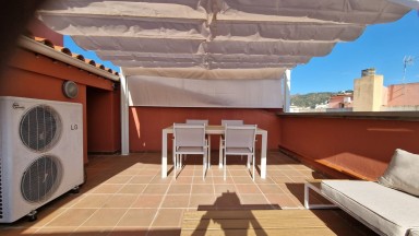 Duplex at 200 mts from the beach of Roses with 3 bedrooms and parking space. 