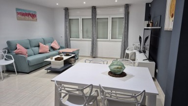 Duplex at 200 mts from the beach of Roses with 3 bedrooms and parking space. 