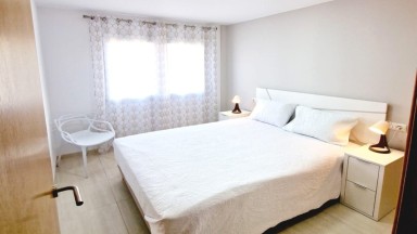 Duplex at 200 mts from the beach of Roses with 3 bedrooms and parking space. 