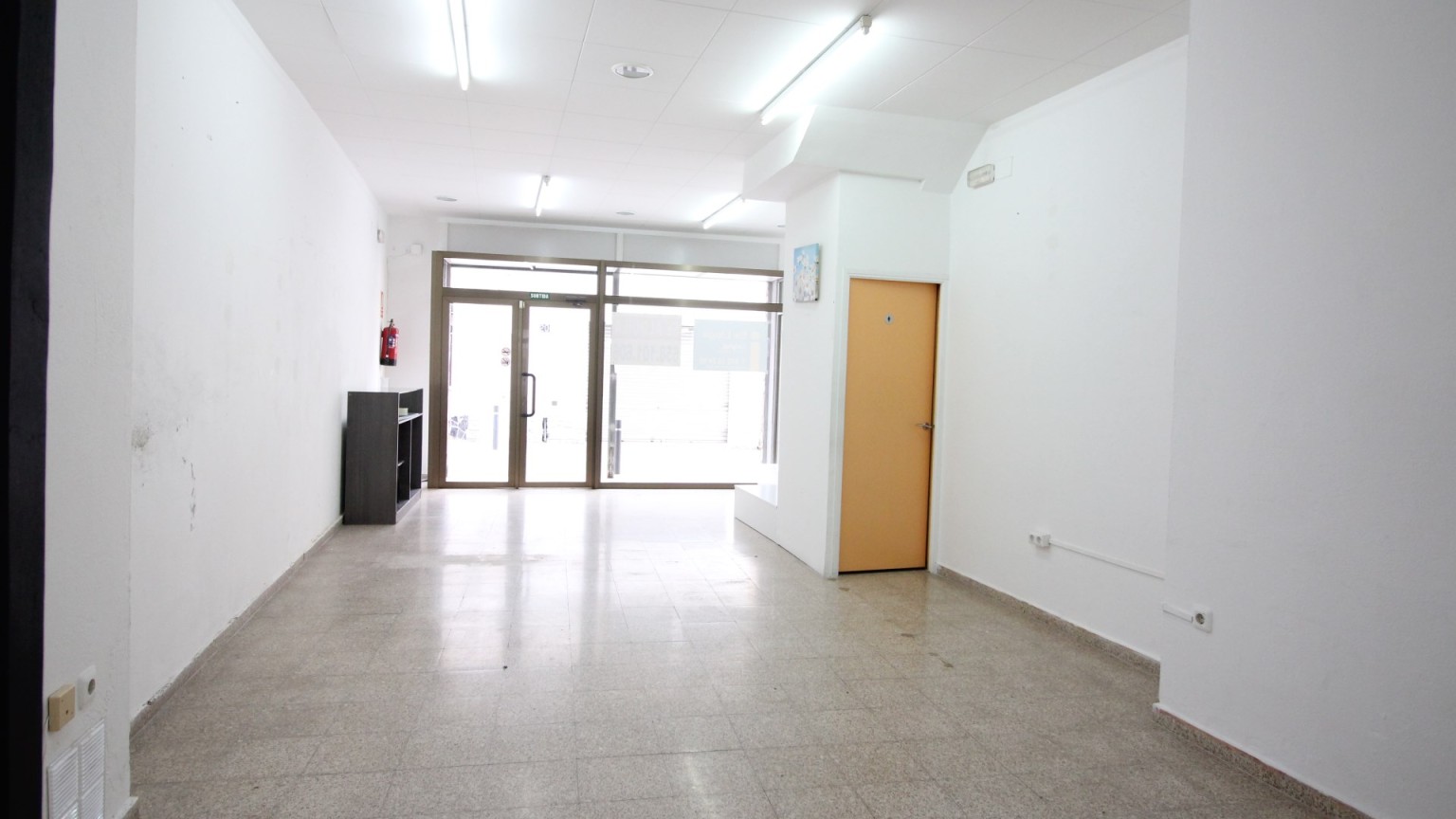 Local comercial en lloguer, a  Roses