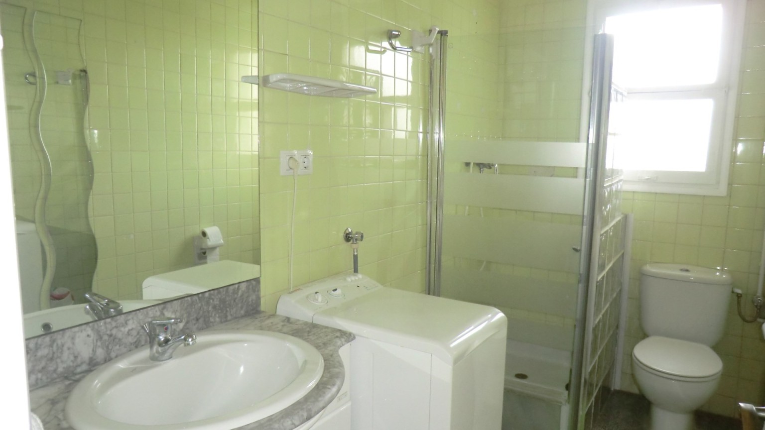 Apartamento para invertir, situado en zona Mas Oliva, con 2 dormitorios, piscina comunitaria y pk.