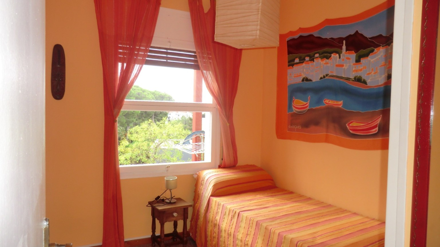 Apartamento para invertir, situado en zona Mas Oliva, con 2 dormitorios, piscina comunitaria y pk.