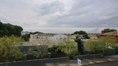 Apartamento para invertir, situado en zona Mas Oliva, con 2 dormitorios, piscina comunitaria y pk.