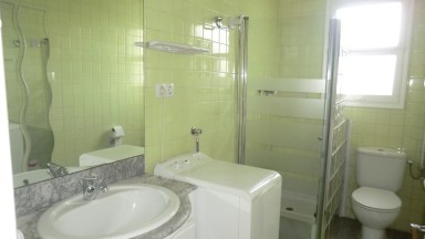 Apartamento para invertir, situado en zona Mas Oliva, con 2 dormitorios, piscina comunitaria y pk.
