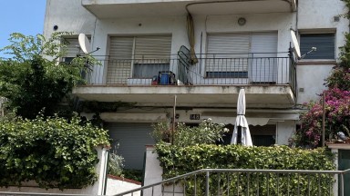 Bâtiment pour investisseurs. A rénover.