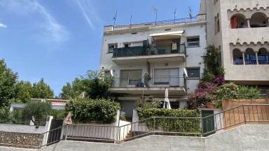 Bâtiment pour investisseurs. A rénover.