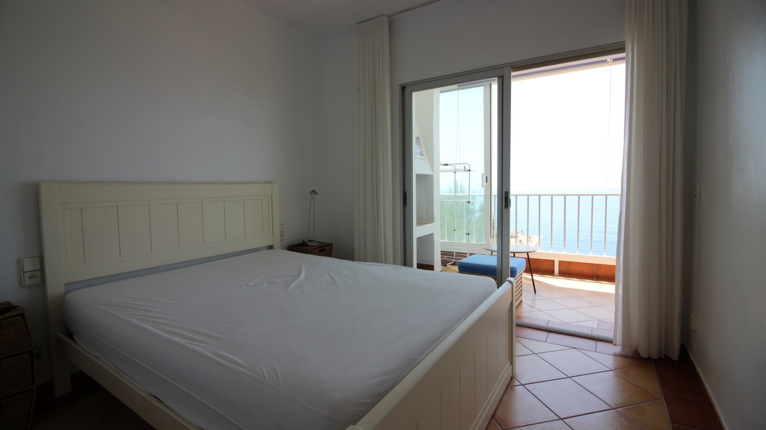 Apartamento con vistas al mar, para alquiler de temporada, con dos dormitorios y parking. 