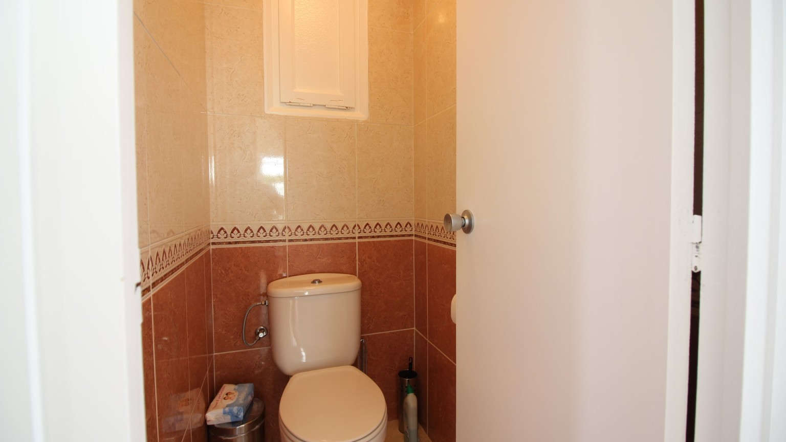 Apartamento con vistas al mar, para alquiler de temporada, con dos dormitorios y parking. 