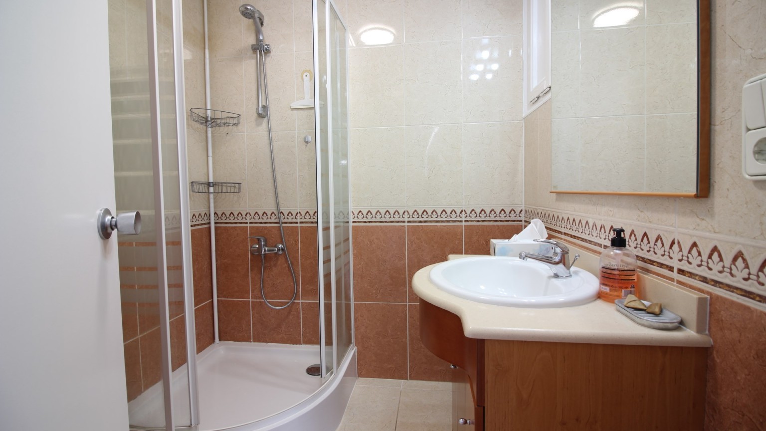 Apartamento con vistas al mar, para alquiler de temporada, con dos dormitorios y parking. 