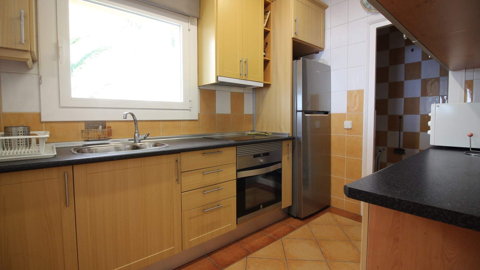 Apartamento con vistas al mar, para alquiler de temporada, con dos dormitorios y parking. 