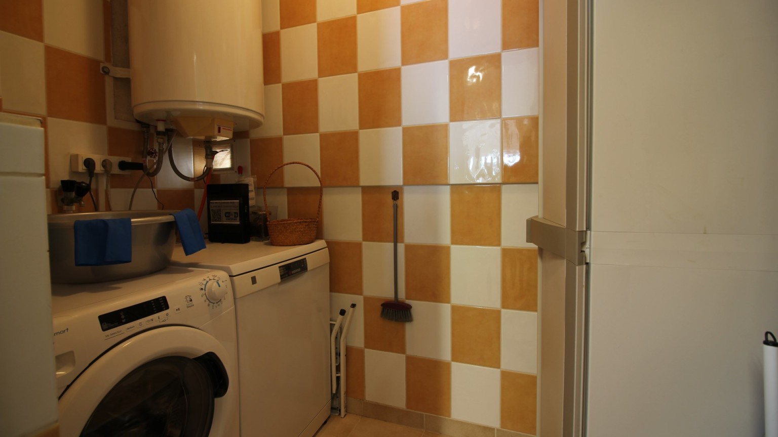 Apartamento con vistas al mar, para alquiler de temporada, con dos dormitorios y parking. 