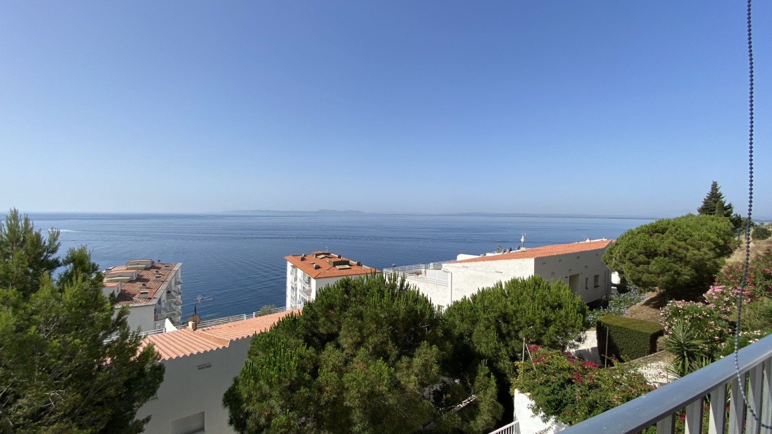 Apartamento con vistas al mar, para alquiler de temporada, con dos dormitorios y parking. 