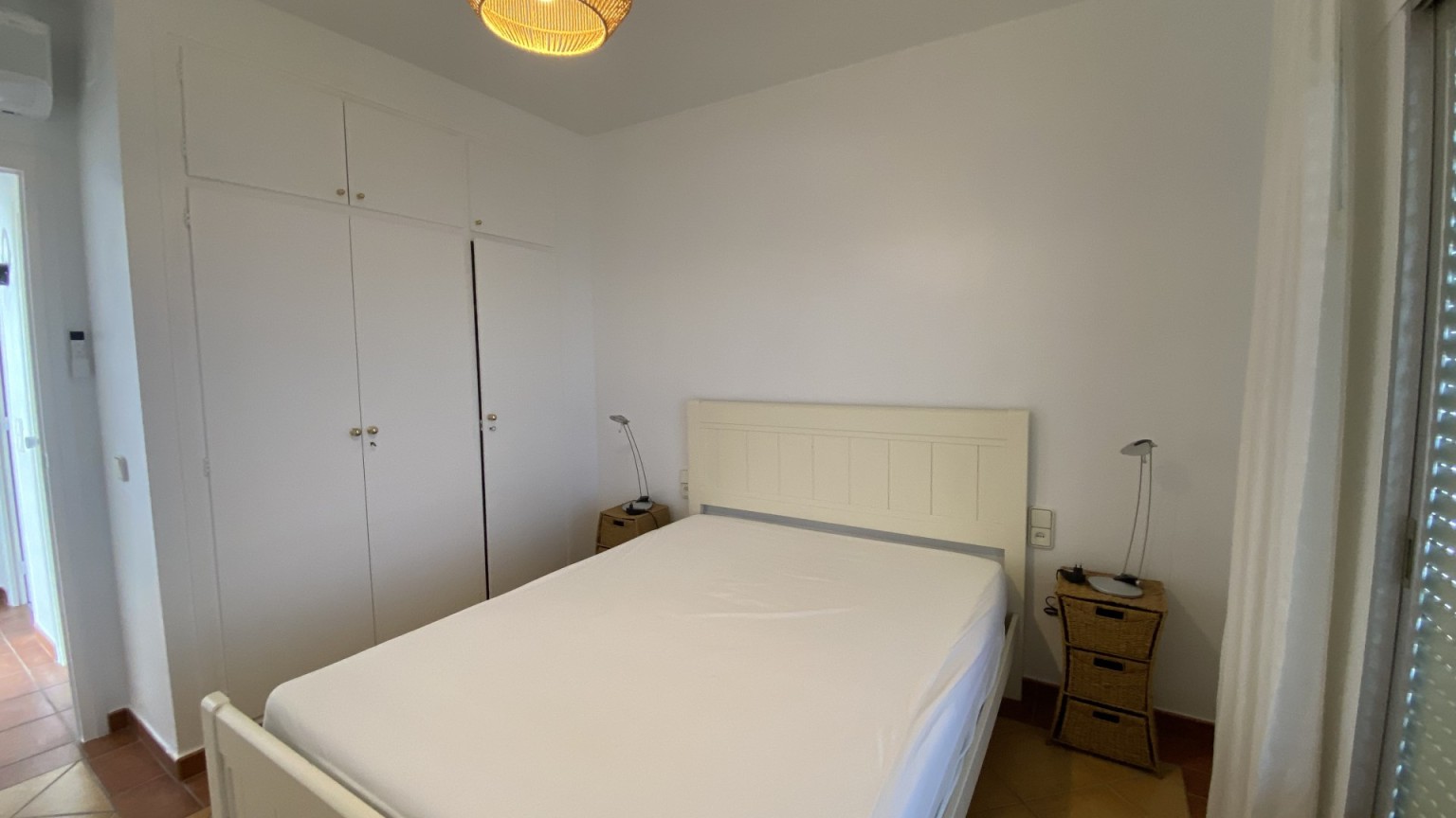 Apartamento con vistas al mar, para alquiler de temporada, con dos dormitorios y parking. 