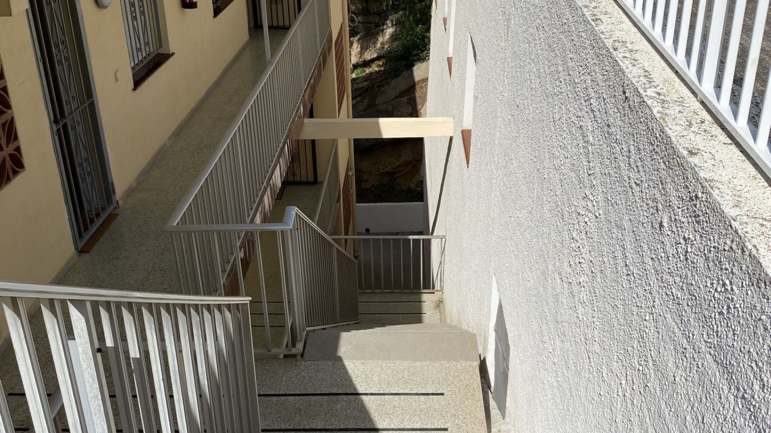Apartamento con vistas al mar, para alquiler de temporada, con dos dormitorios y parking. 