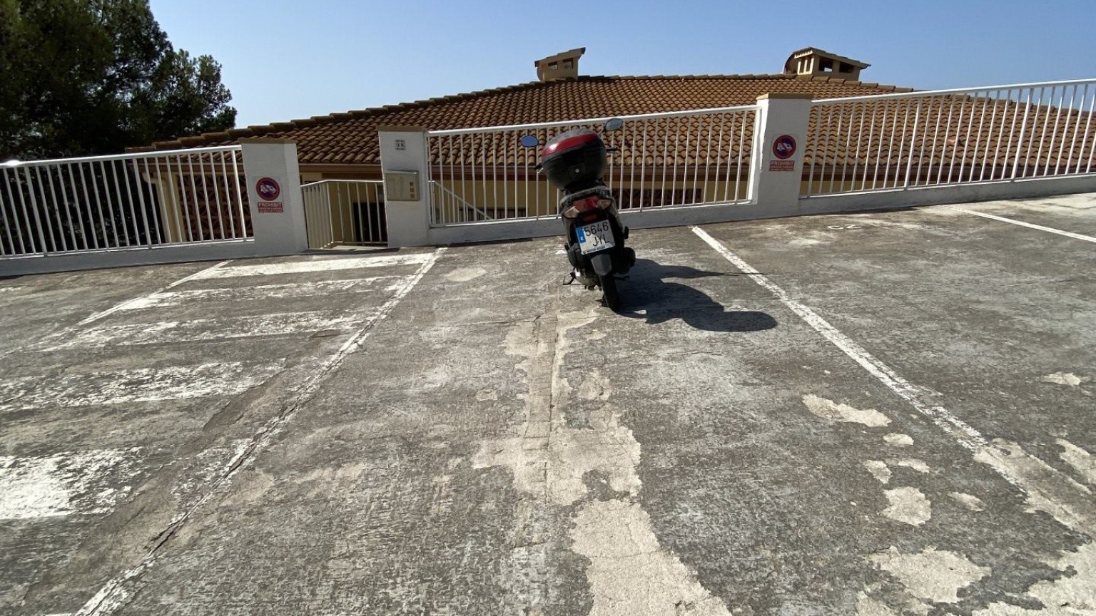 Apartamento con vistas al mar, para alquiler de temporada, con dos dormitorios y parking. 