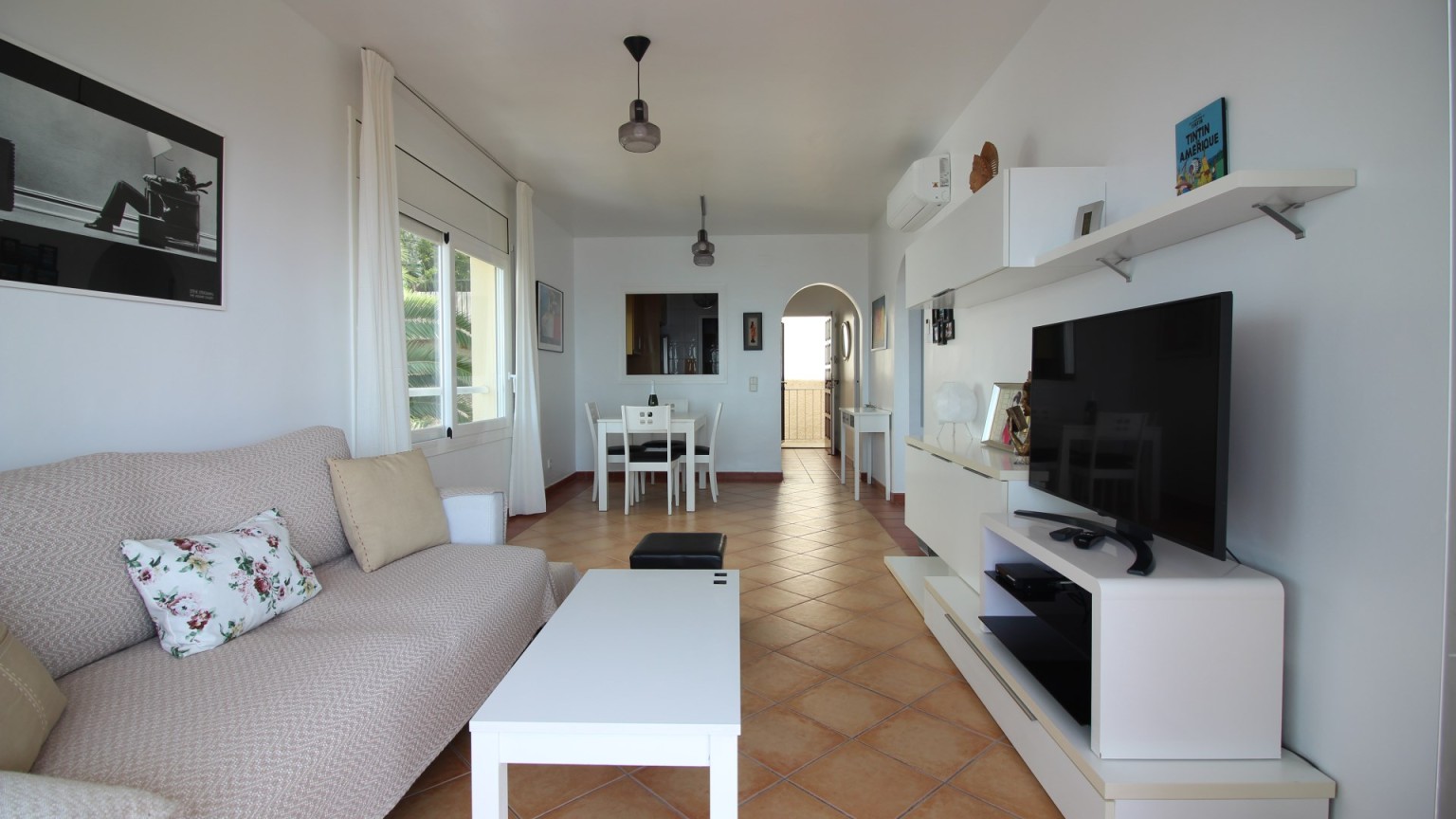 Apartamento con vistas al mar, para alquiler de temporada, con dos dormitorios y parking. 