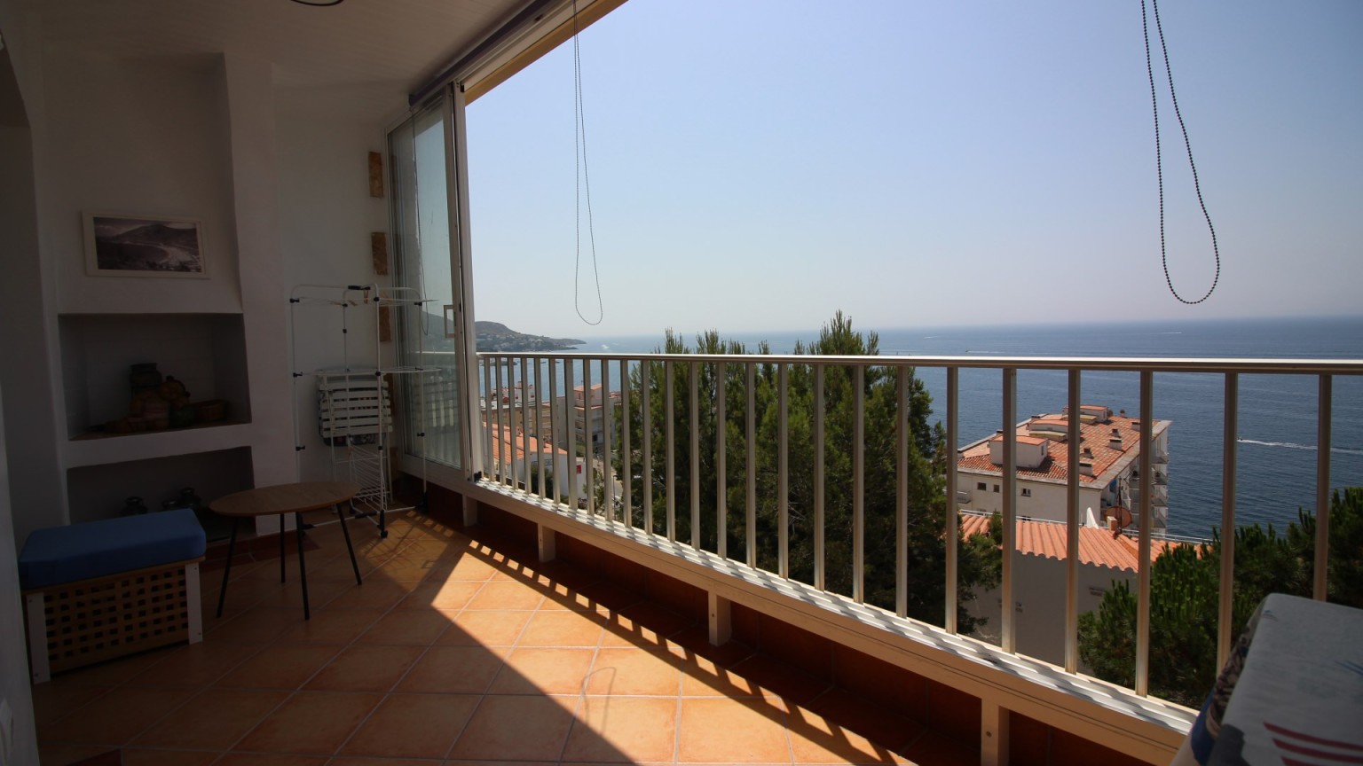 Apartamento con vistas al mar, para alquiler de temporada, con dos dormitorios y parking. 