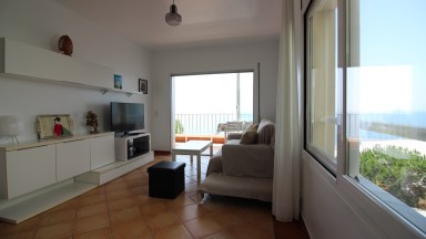 Apartamento con vistas al mar, para alquiler de temporada, con dos dormitorios y parking. 