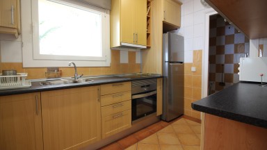 Apartamento con vistas al mar, para alquiler de temporada, con dos dormitorios y parking. 